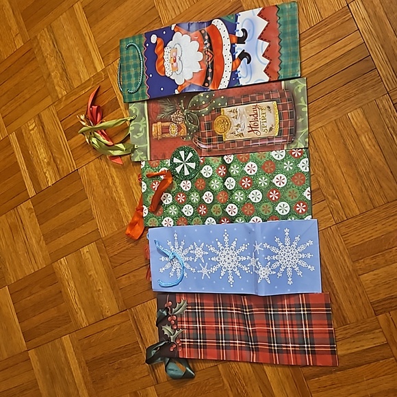 3 for $10 Holiday Wine Bottle Gift Bags. Qty 5. NWOT - Picture 2 of 7
